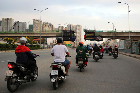 Một cây cầu đang được xây dựng ở thành phố Hồ Chí Minh.